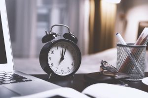 A-close-up-photographic-style-image-of-an-analog-clock-hand-stopped-between-numbers