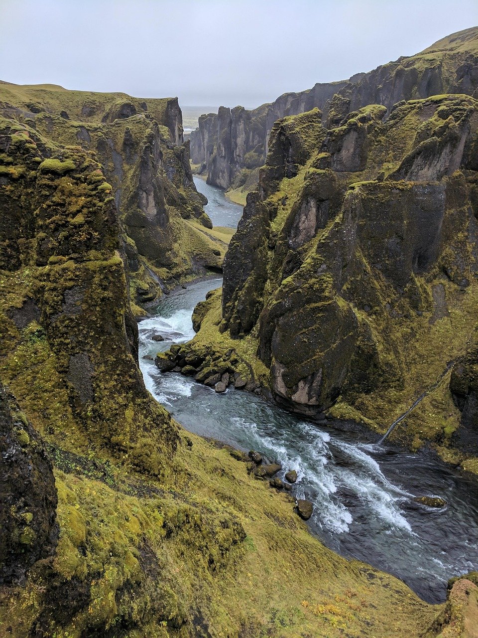 A-river-flowing-around-large-rocks