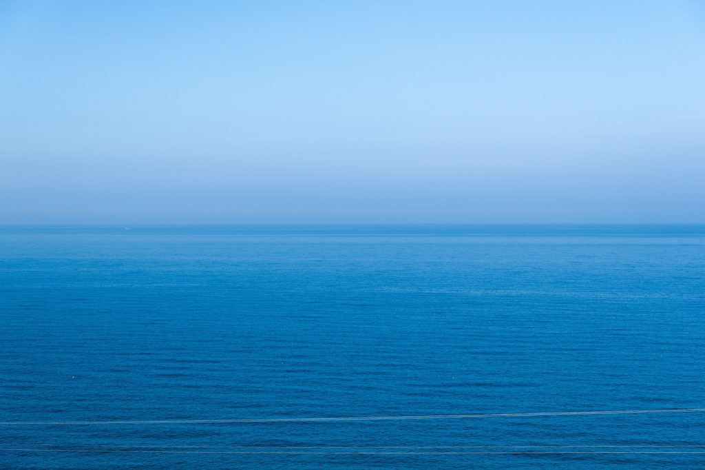 Sea-meeting-sky-at-a-hazy-horizon