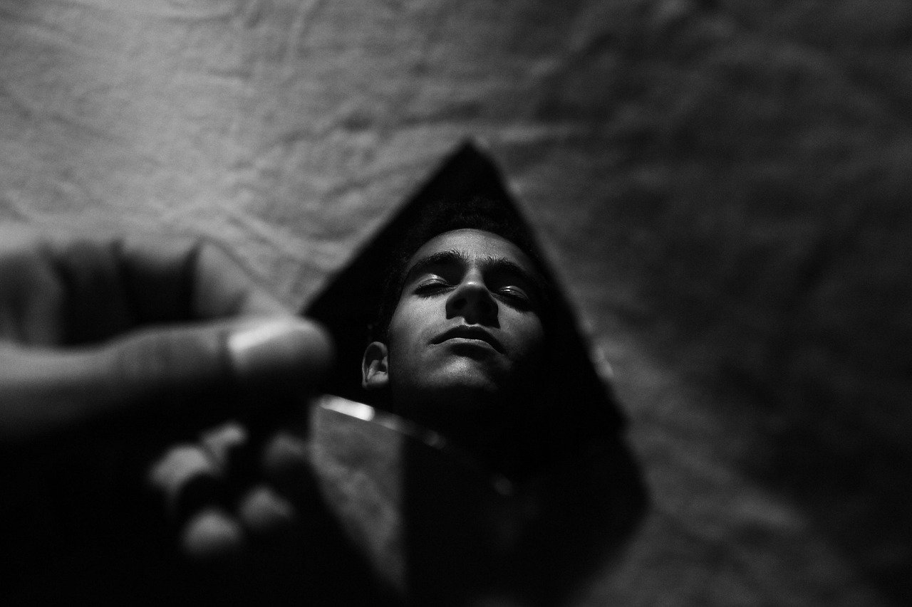 old-mirror-dim-reflection