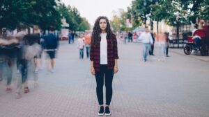 the-crowd-dissolves-into-a-blur-of-motion-while-one-figure-stands-sharp-still-and-in-focus