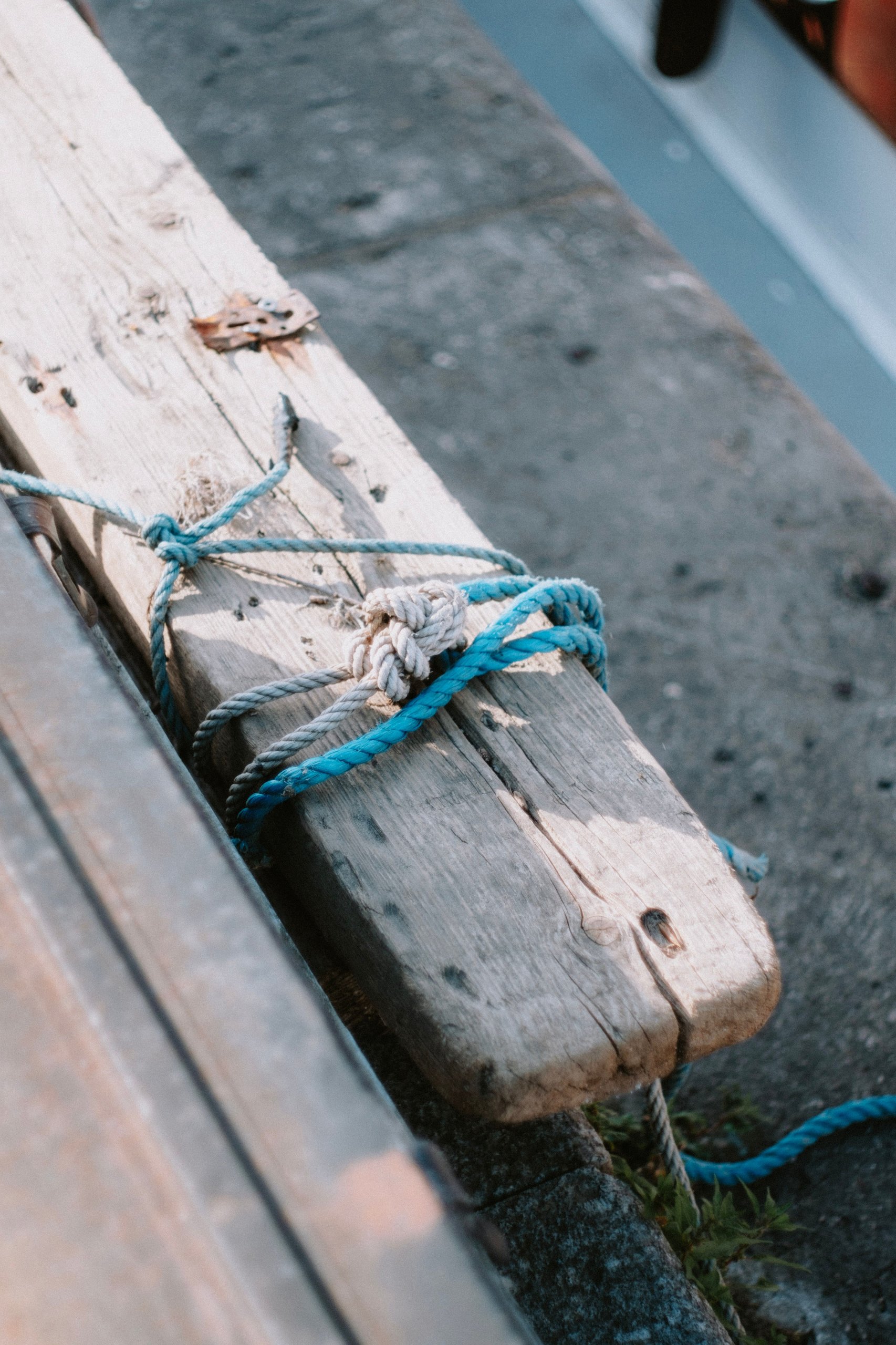 Loosened-rope-knot-lying-on-weathered-wood