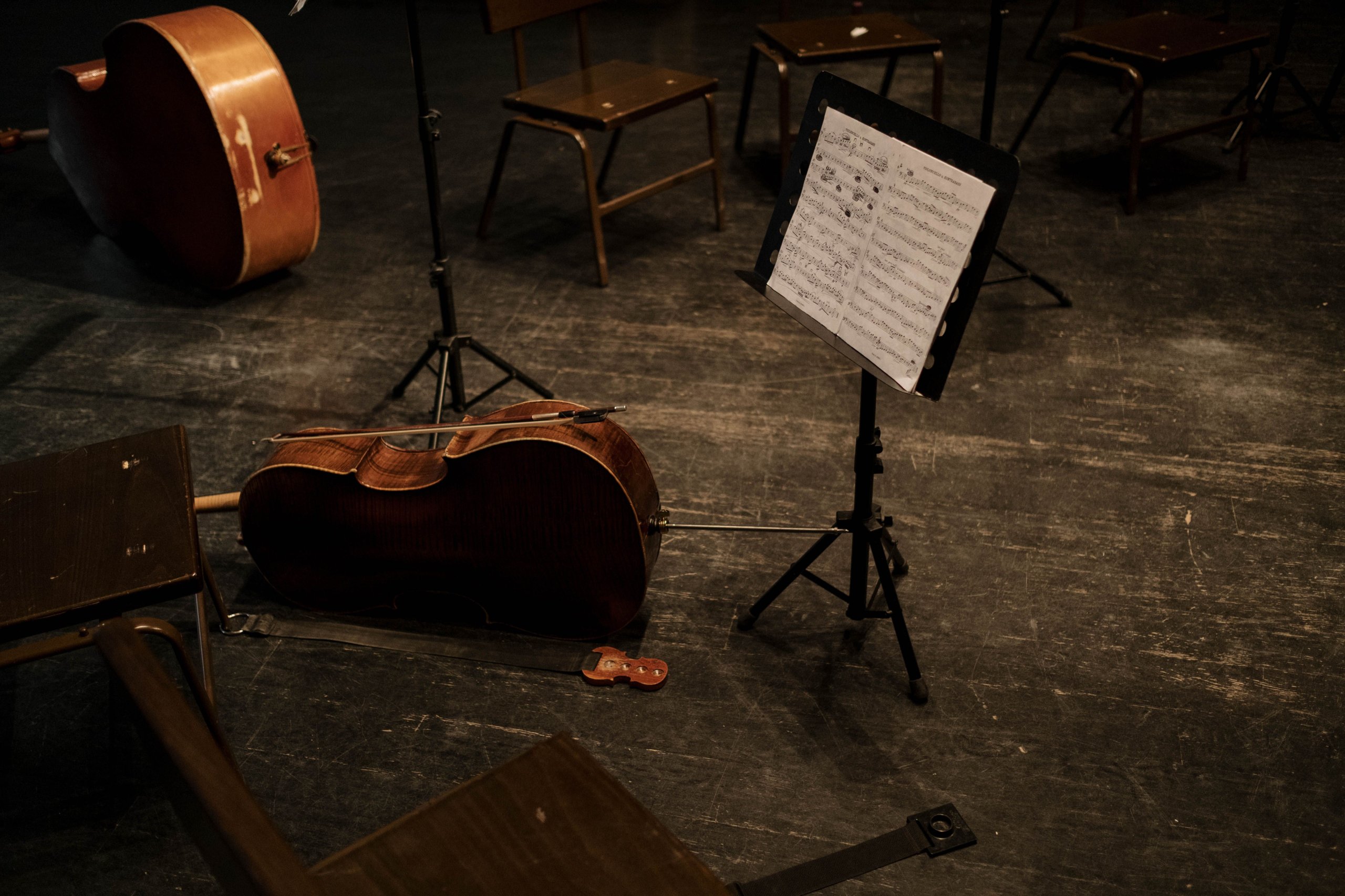 closed-music-score-resting-on-an-empty-music-stand