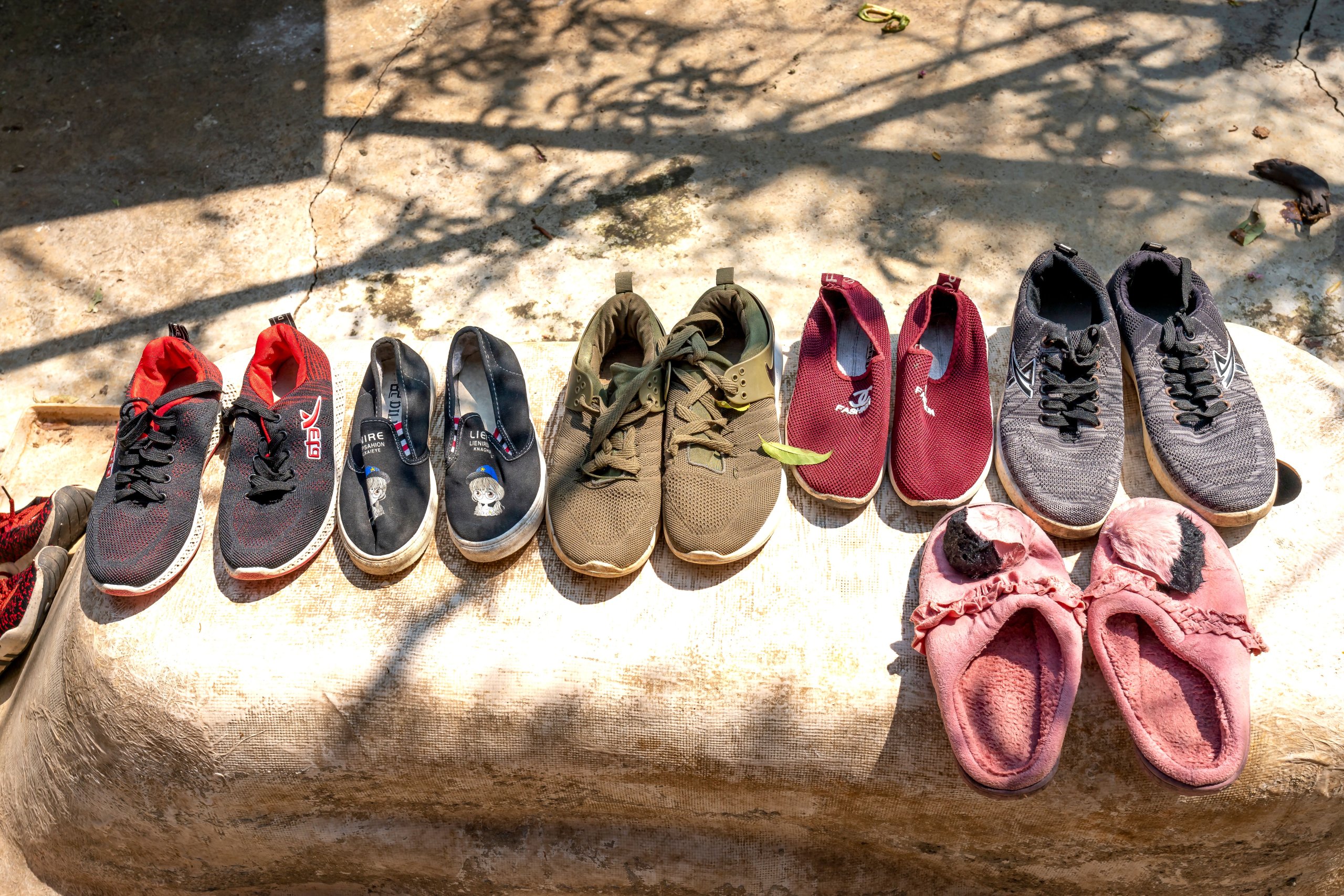 Several-pairs-of-shoes-lined-up-by-a-front-door